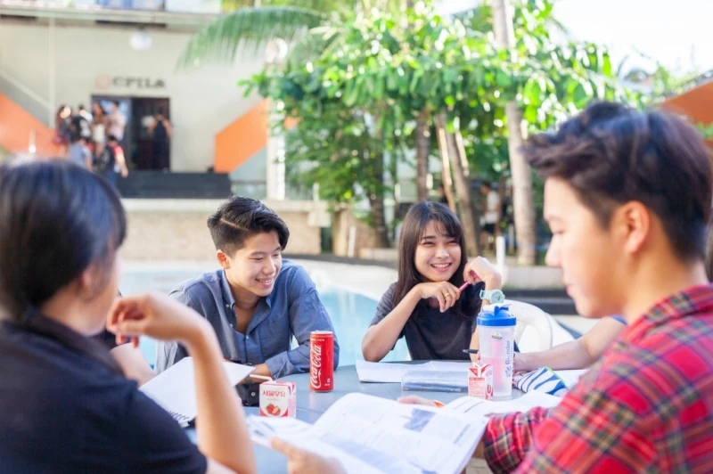 CPILS学生在户外桌旁交流