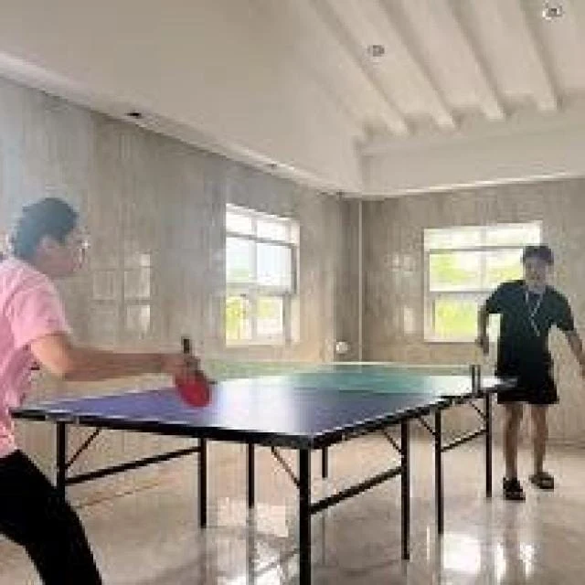 EV Academy La Merの卓球をする学生