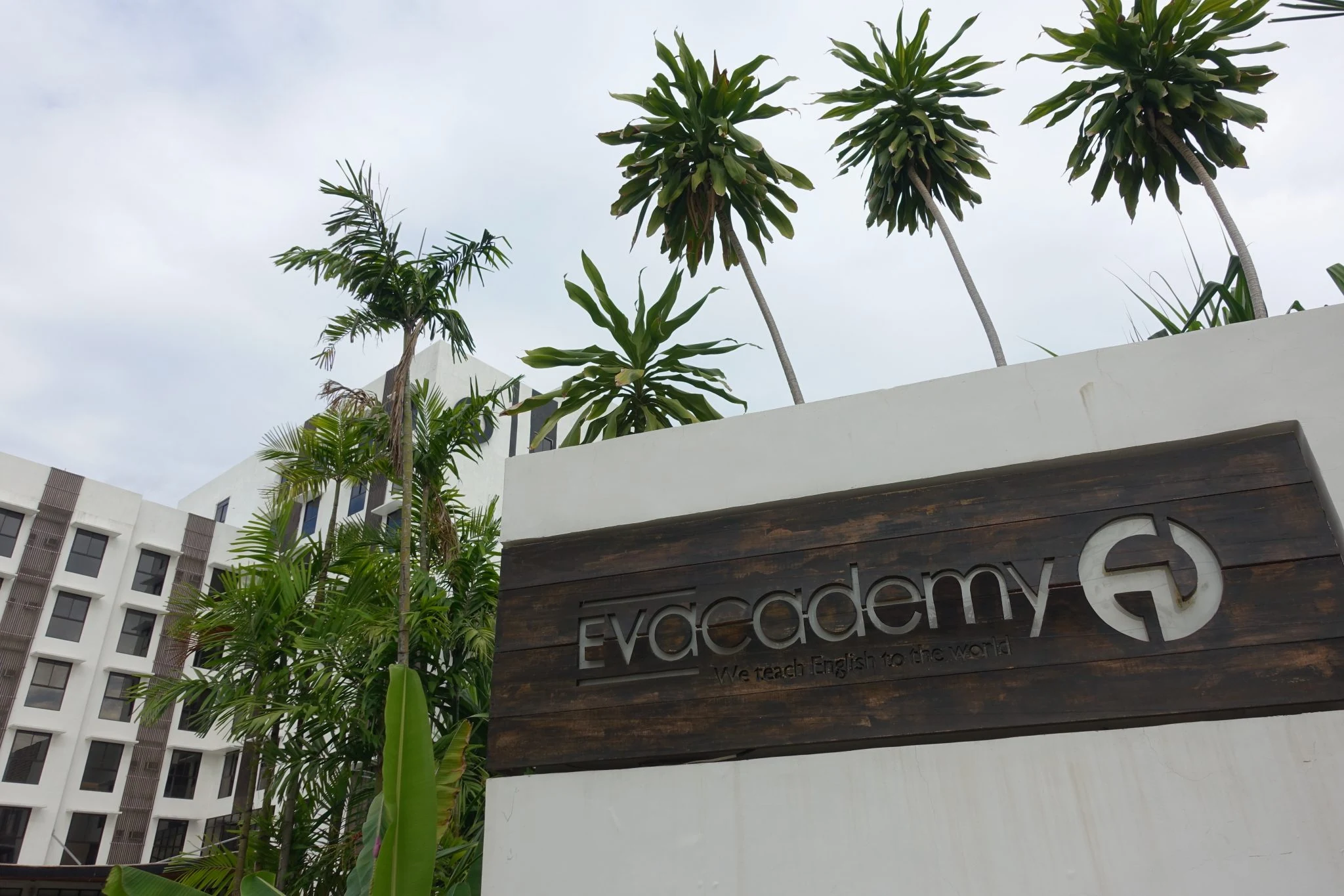 EV Academyタランバン校の看板と校舎