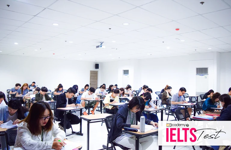 EV Academyタランバン校の試験を受ける学生たち