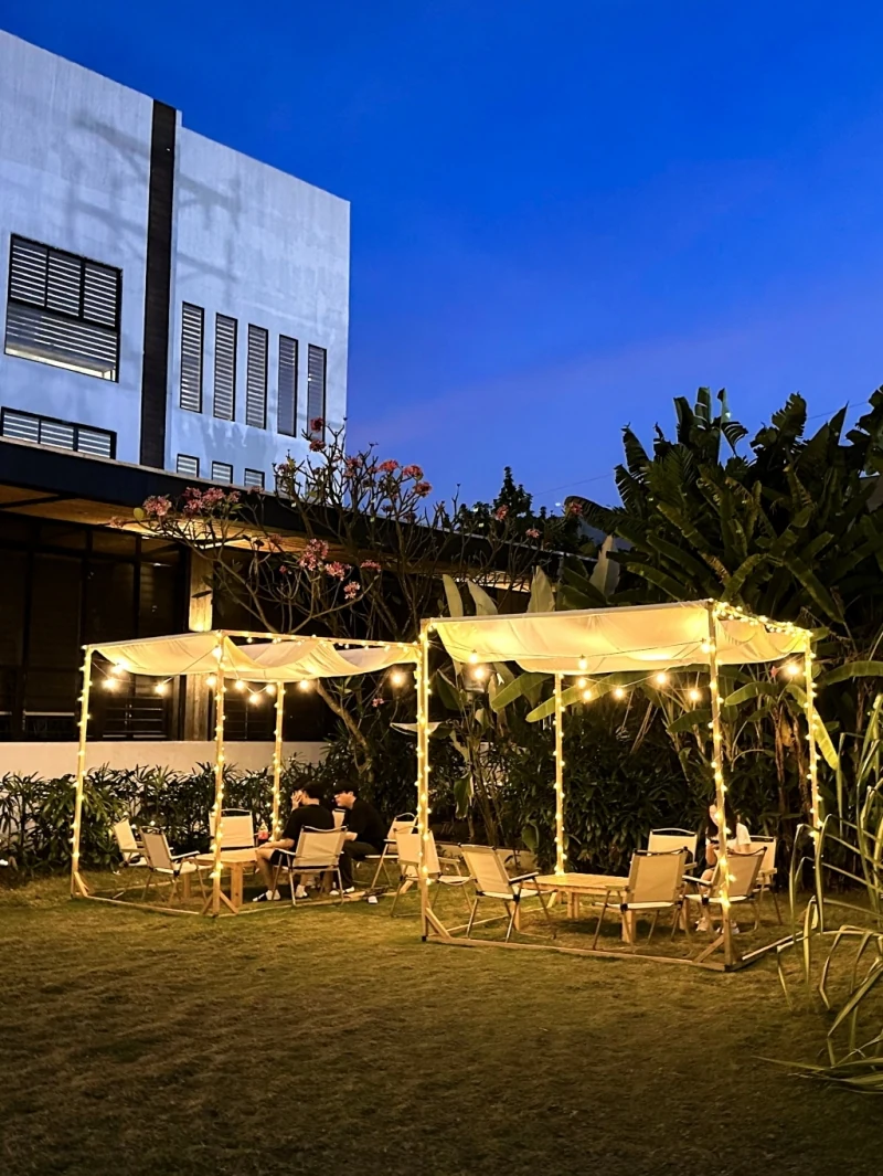 EV Academyタランバン校の夜の屋外スペース