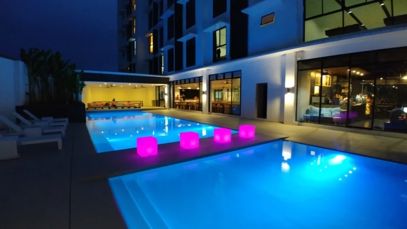EV Academyタランバン校の夜のプール