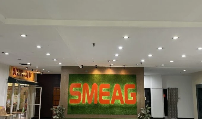 SMEAG Capital校のロビーのロゴ