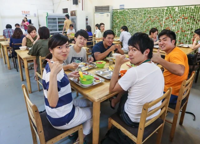 SMEAG Capital校の食事をする学生たち