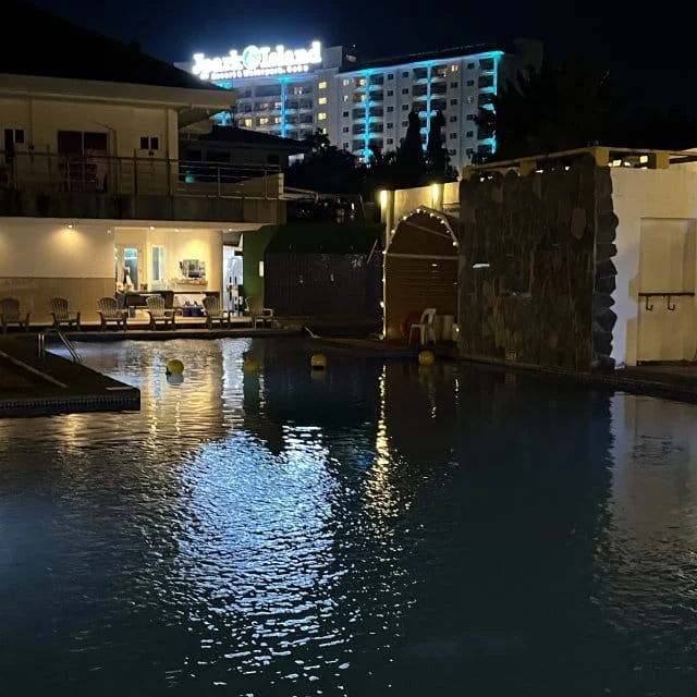 SMEAG Encanto校の夜のプール
