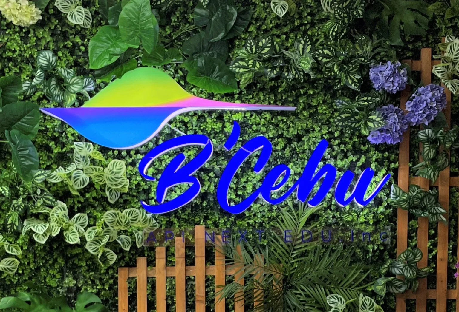 B’Cebuのロゴ看板