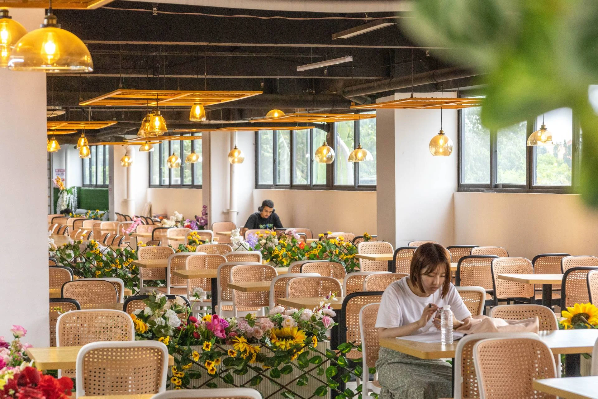 B’Cebu校园咖啡与用餐空间