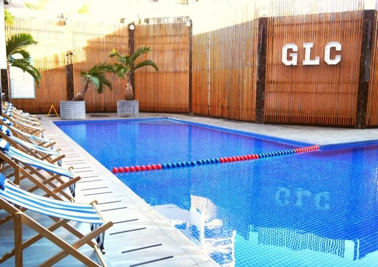 GLCのプールと校舎