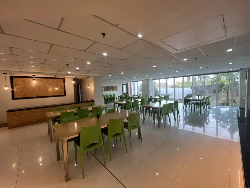 CELLA Uni校の食堂
