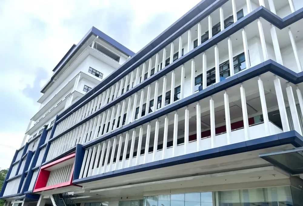 CELLA Uni校の校舎の外観
