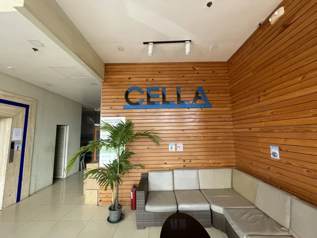 CELLA Uni校の受付