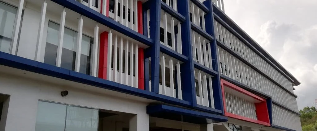 CELLA Uni校の校舎の外観