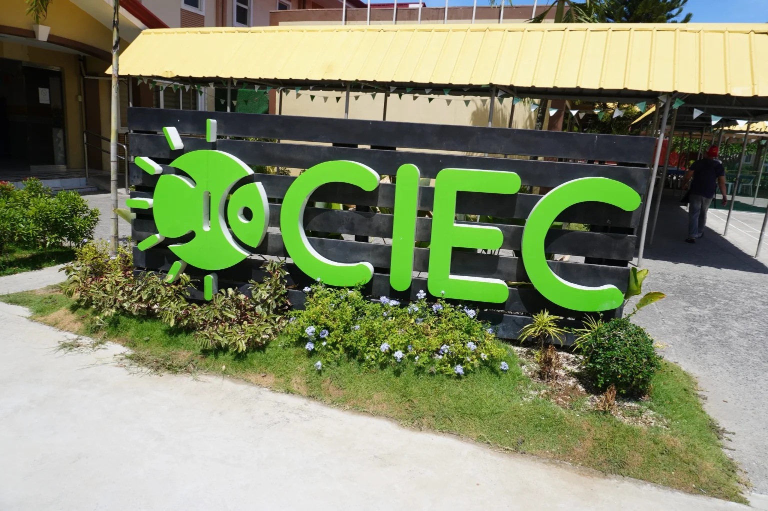 CIEC GLOBALのロゴ看板