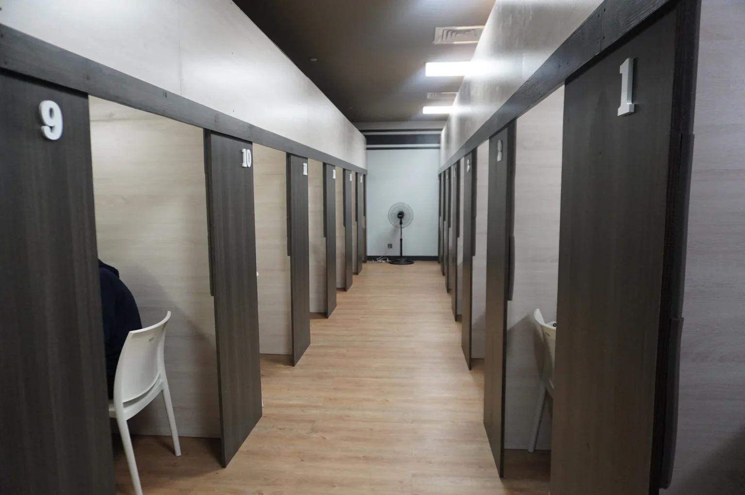 CLC Bai Hotelのマンツーマン教室が並ぶ通路