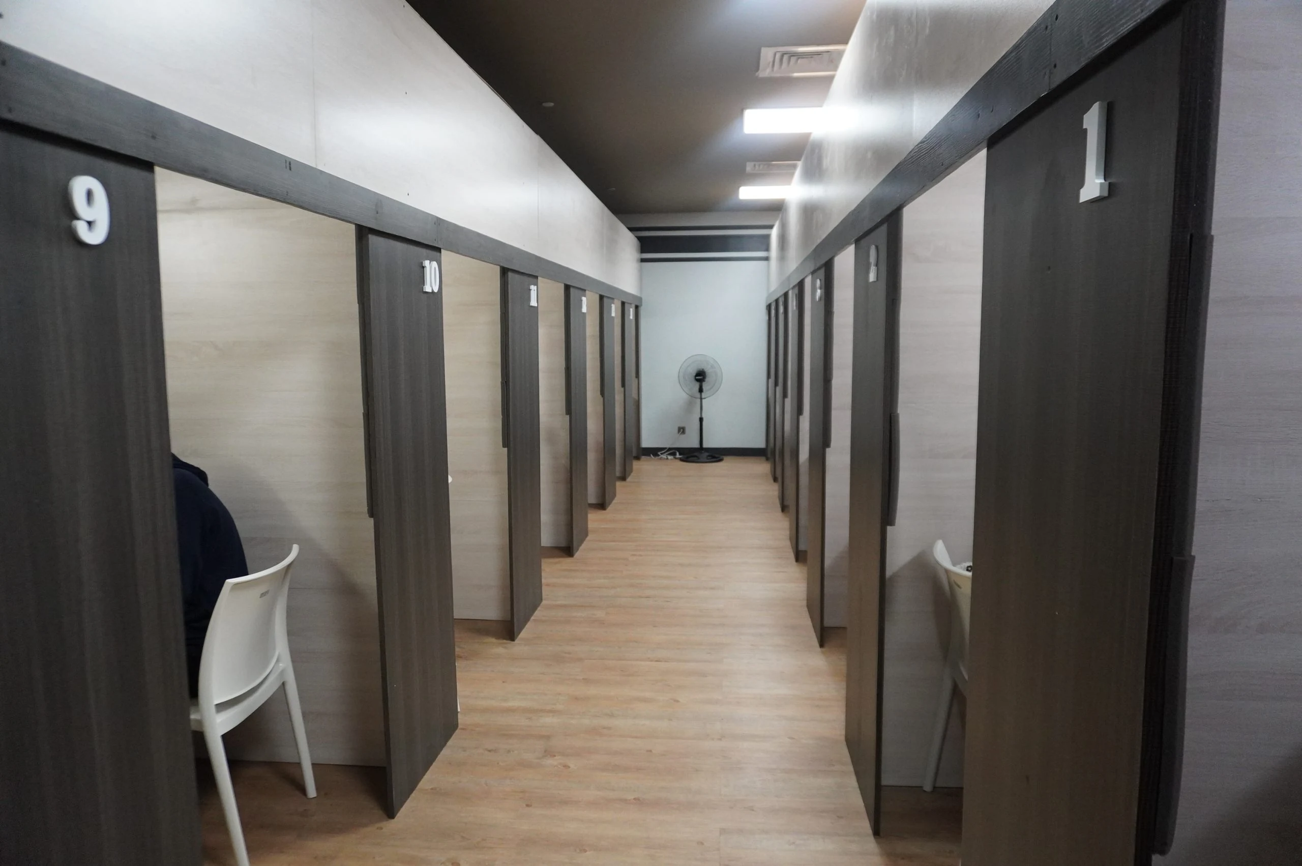 CLC Bai Hotelのマンツーマン教室が並ぶ通路