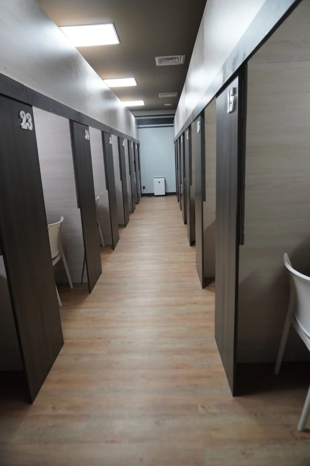 CLC Bai Hotelのマンツーマン教室が並ぶ通路