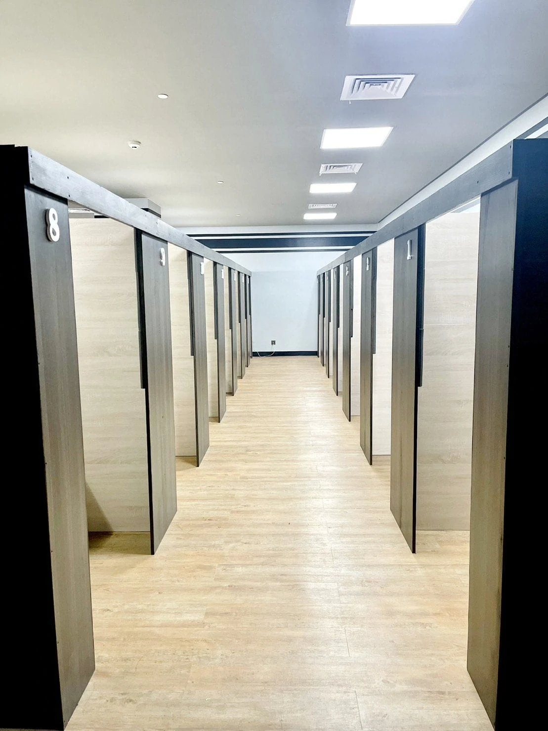 CLC Bai Hotelのマンツーマン教室が並ぶ通路
