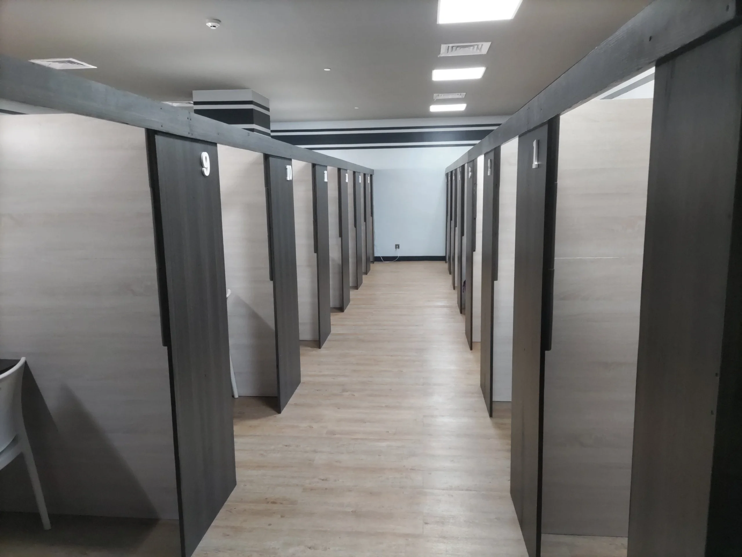 CLC Bai Hotelのマンツーマン教室が並ぶ通路