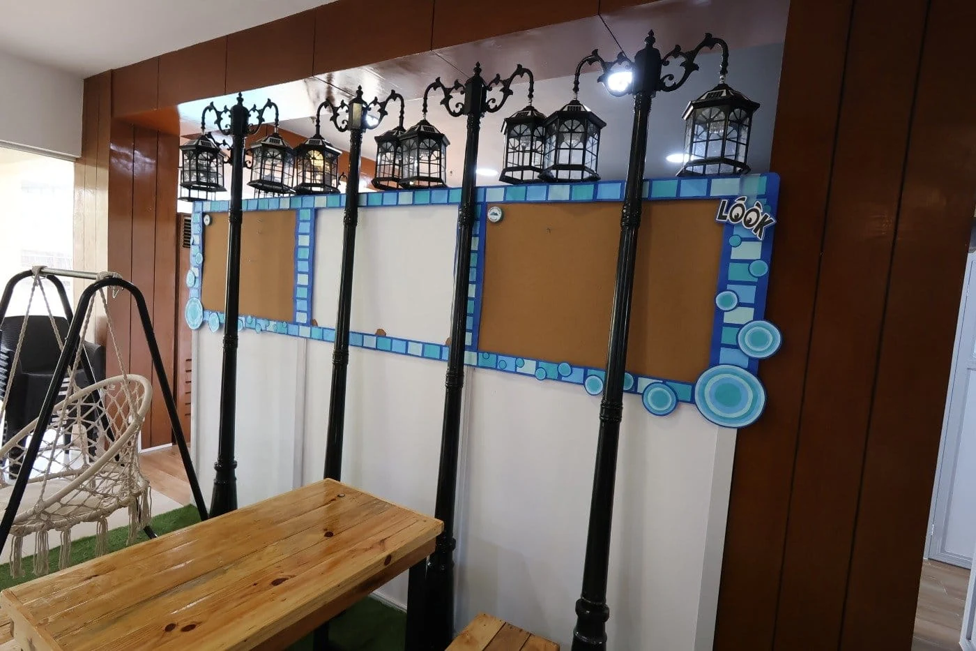 Curious World Academyマボロ校の校内の掲示板