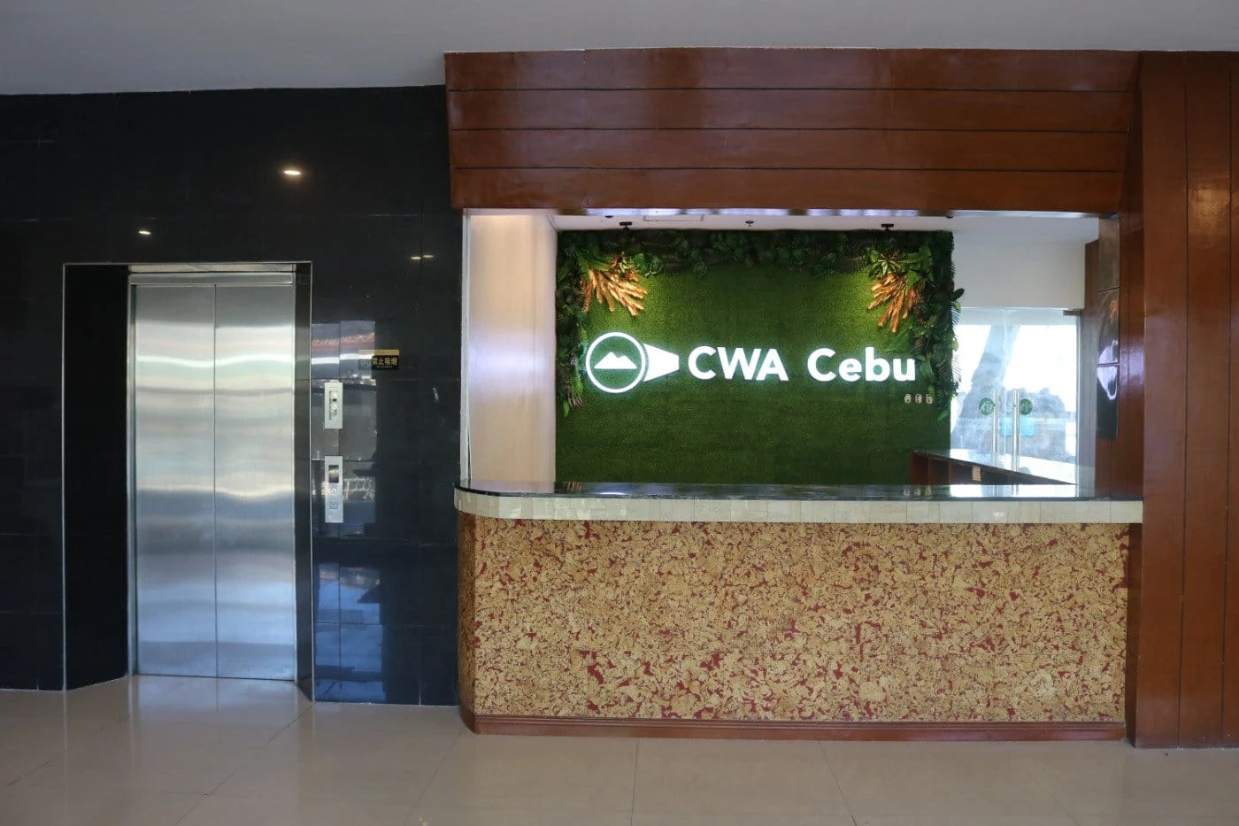 CWA Cebuの文字がある受付カウンターとエレベーター
