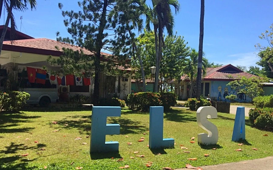 ELSAのロゴのある庭
