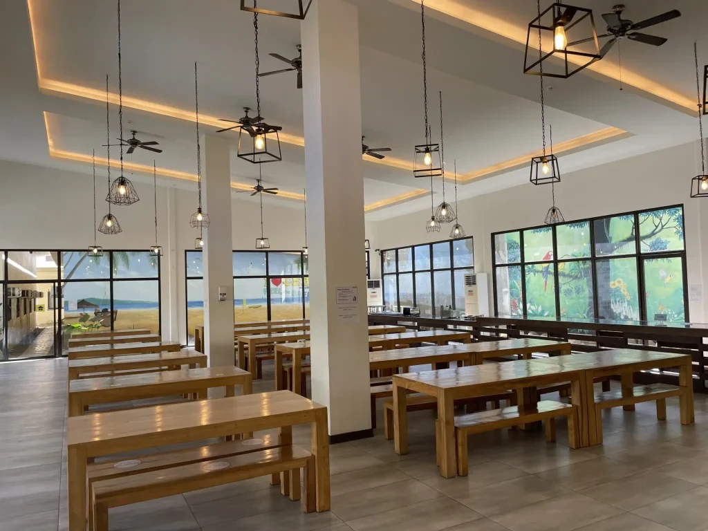 I.BREEZE Main校の食堂