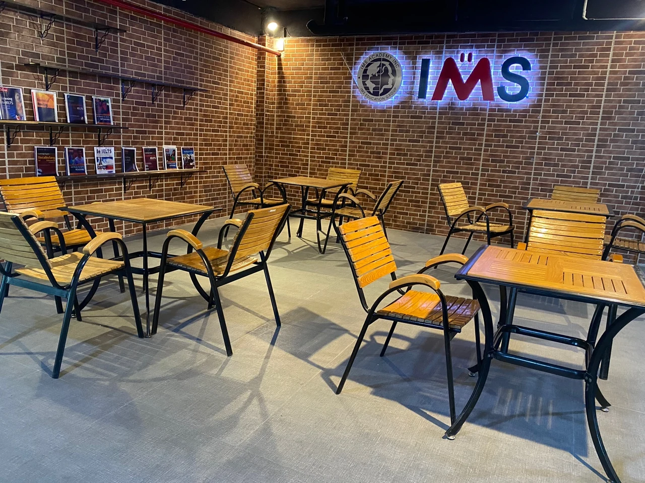 IMSのロゴがある休憩スペース