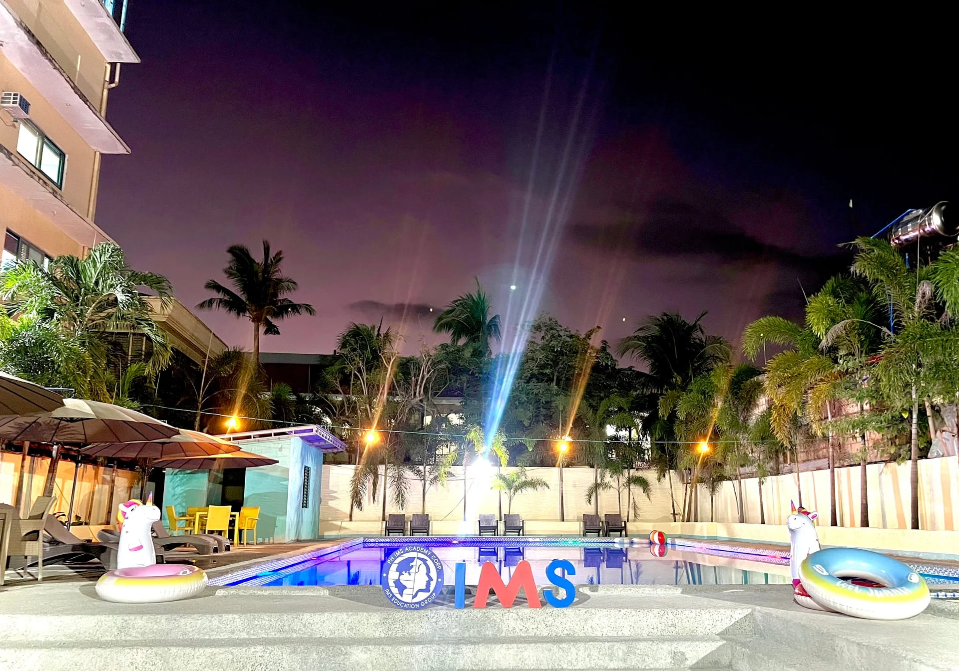 夜のIMS Baniladのプール