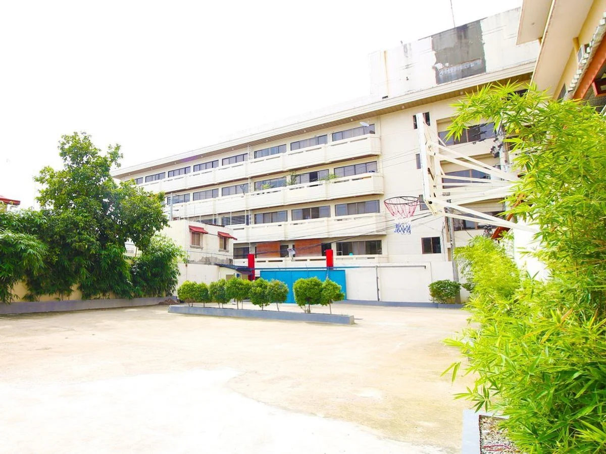IMS Baniladの中庭から見た校舎