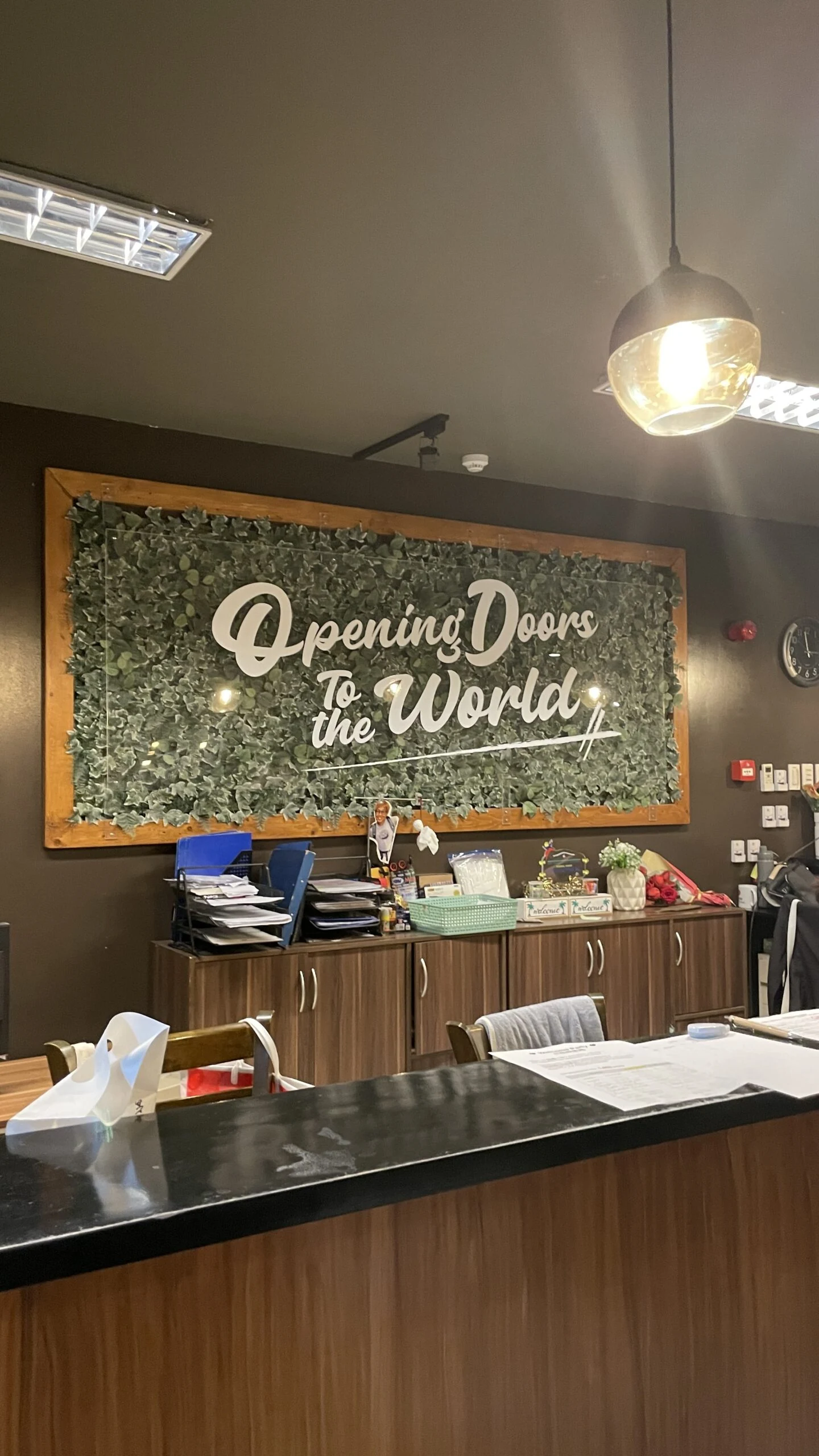 「Opening Doors to the World」の看板