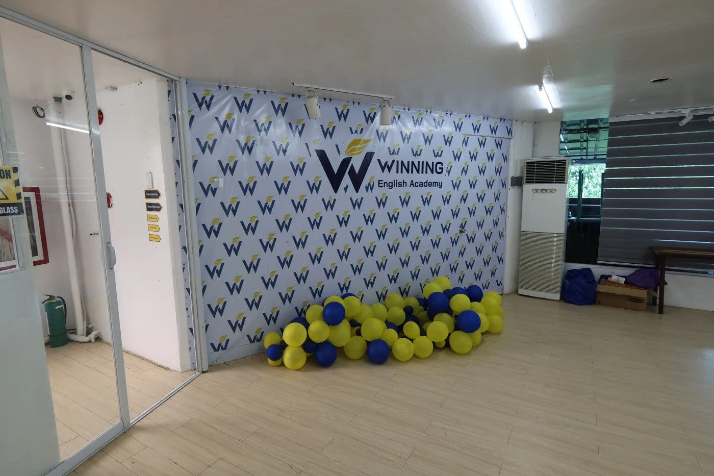 Winningシティキャンパスのロゴの壁