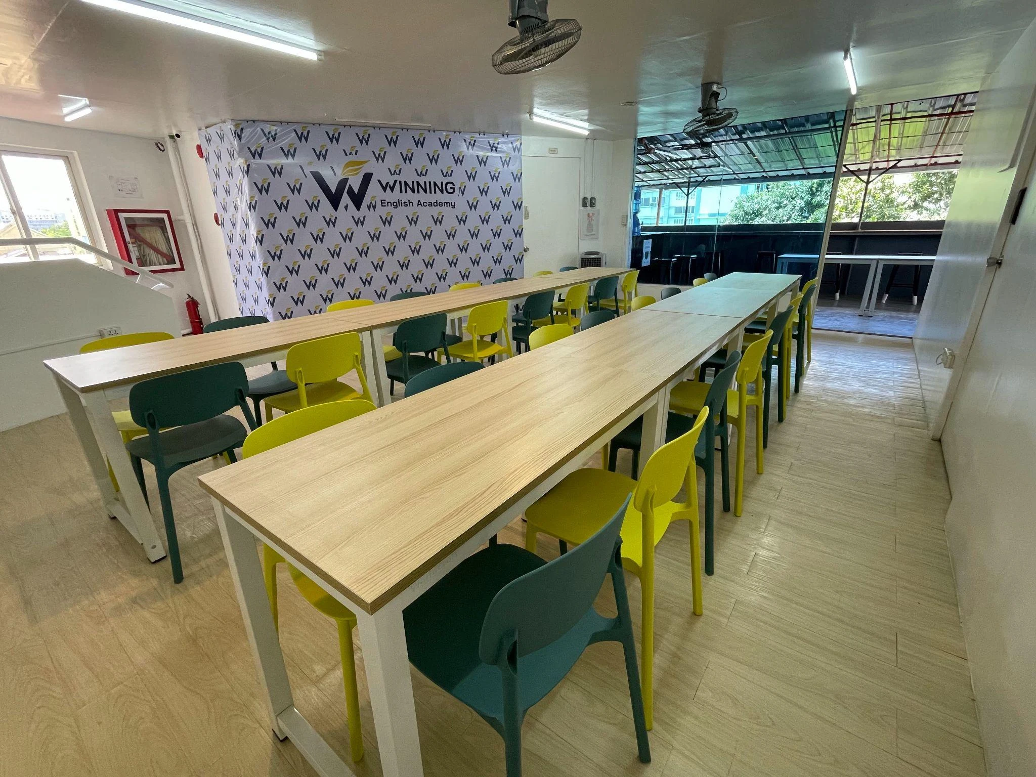 Winning学校资料中的桌椅与集体学习空间