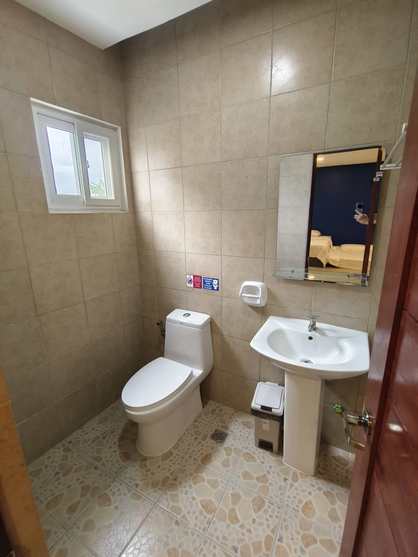 Winningオーシャンキャンパスの寮のトイレと洗面台