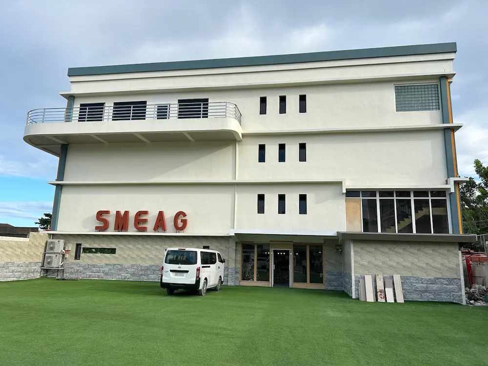 SMEAG Encanto校の奥の建物