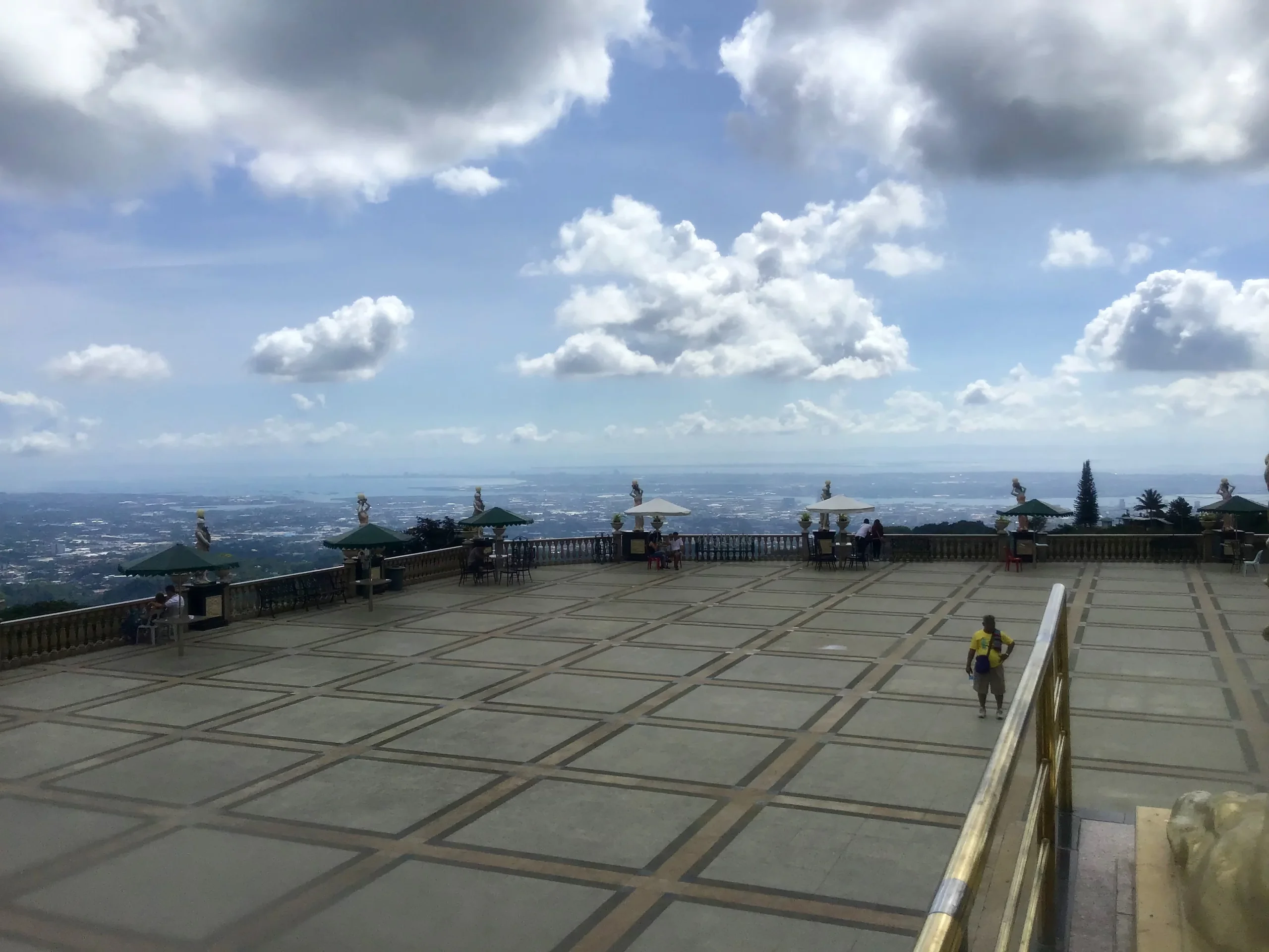 青空の下のセブ市街