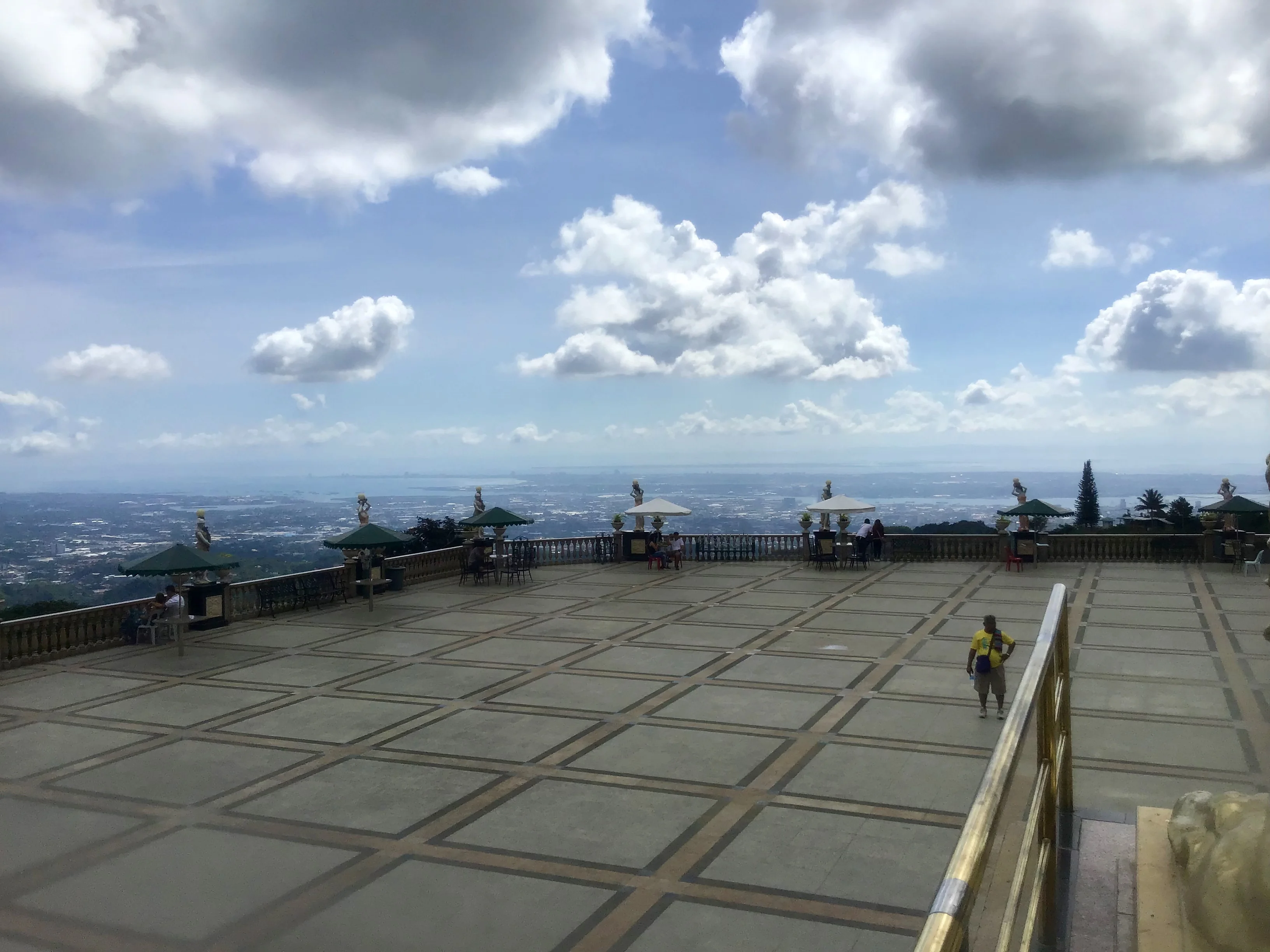 从Temple of Leah庭院眺望宿务市区，天气会影响远景能见度。