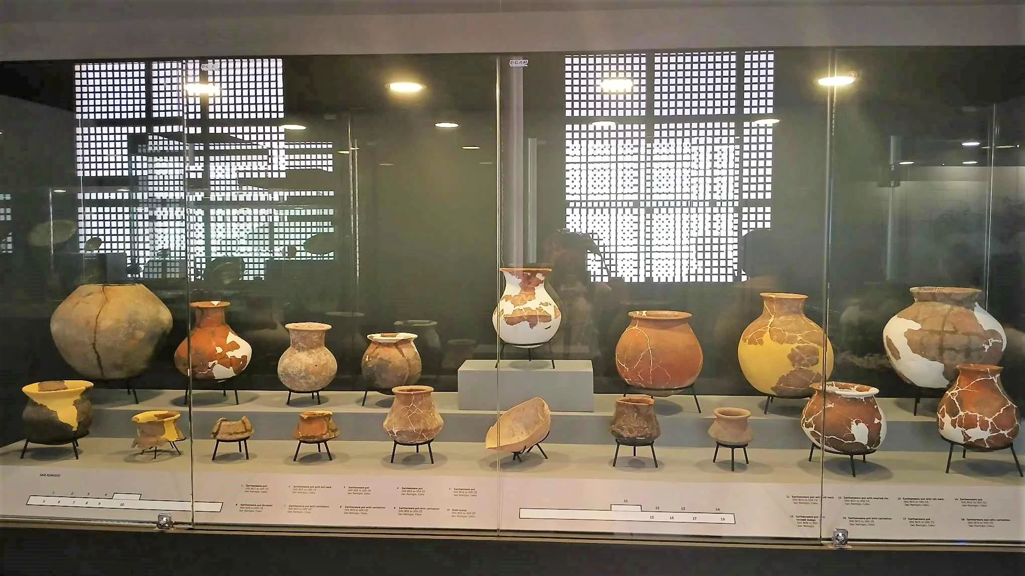 考古展示室に並ぶ修復された土器