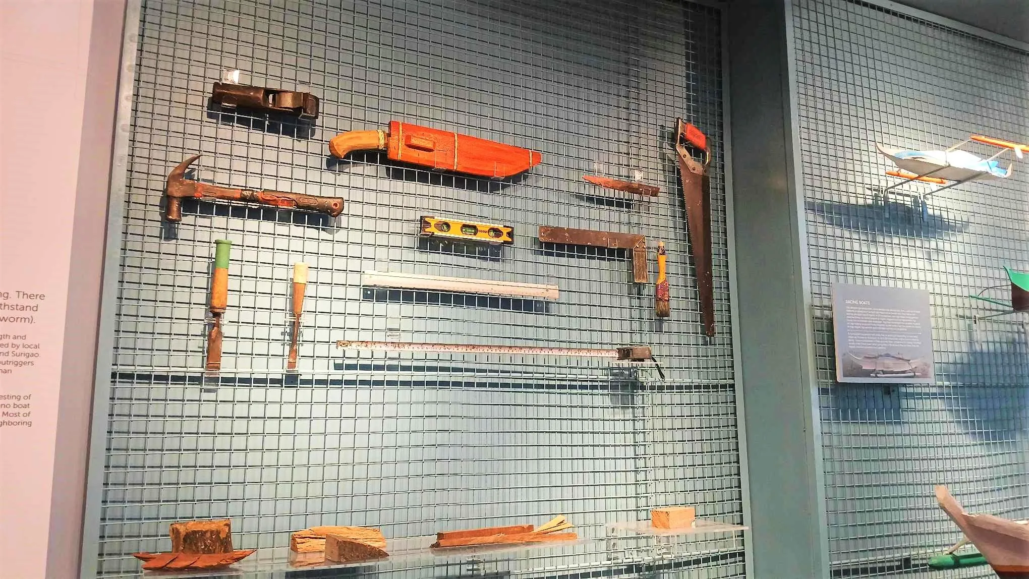 舟づくりに使う手道具の展示