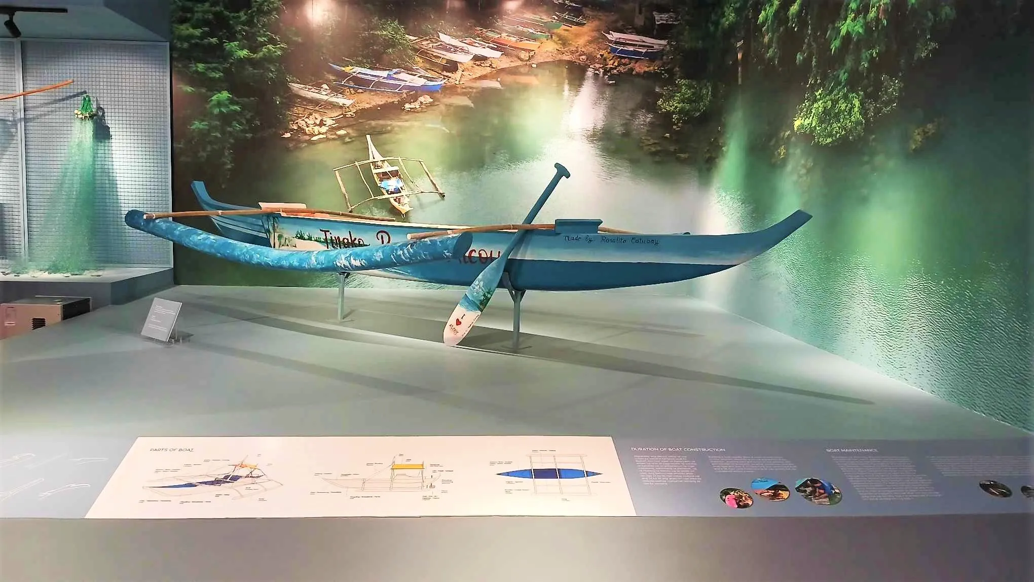 青いアウトリガー付きの舟の展示