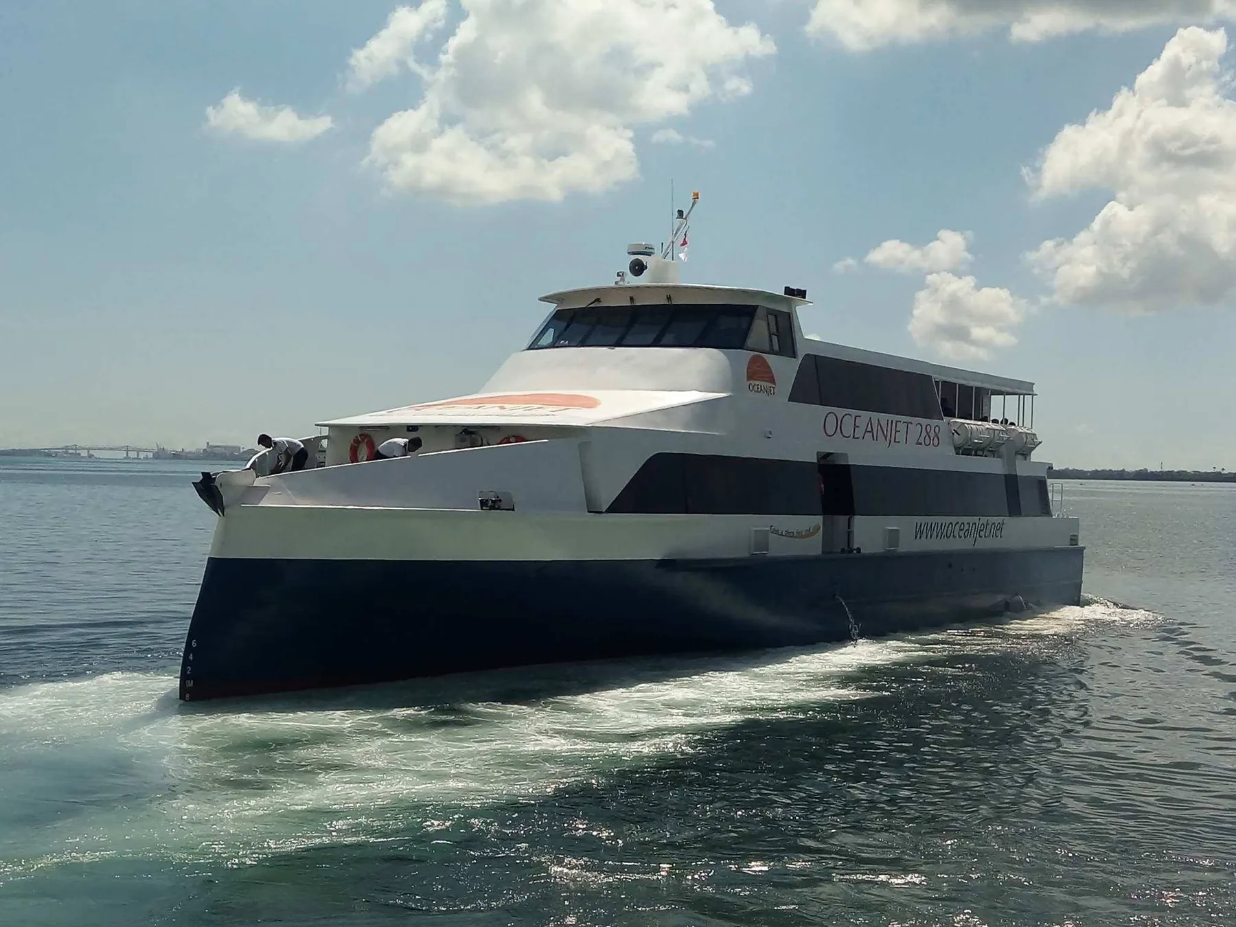 OceanJet高速渡轮航行场景;宿务可通过航班或渡轮连接周边岛屿。