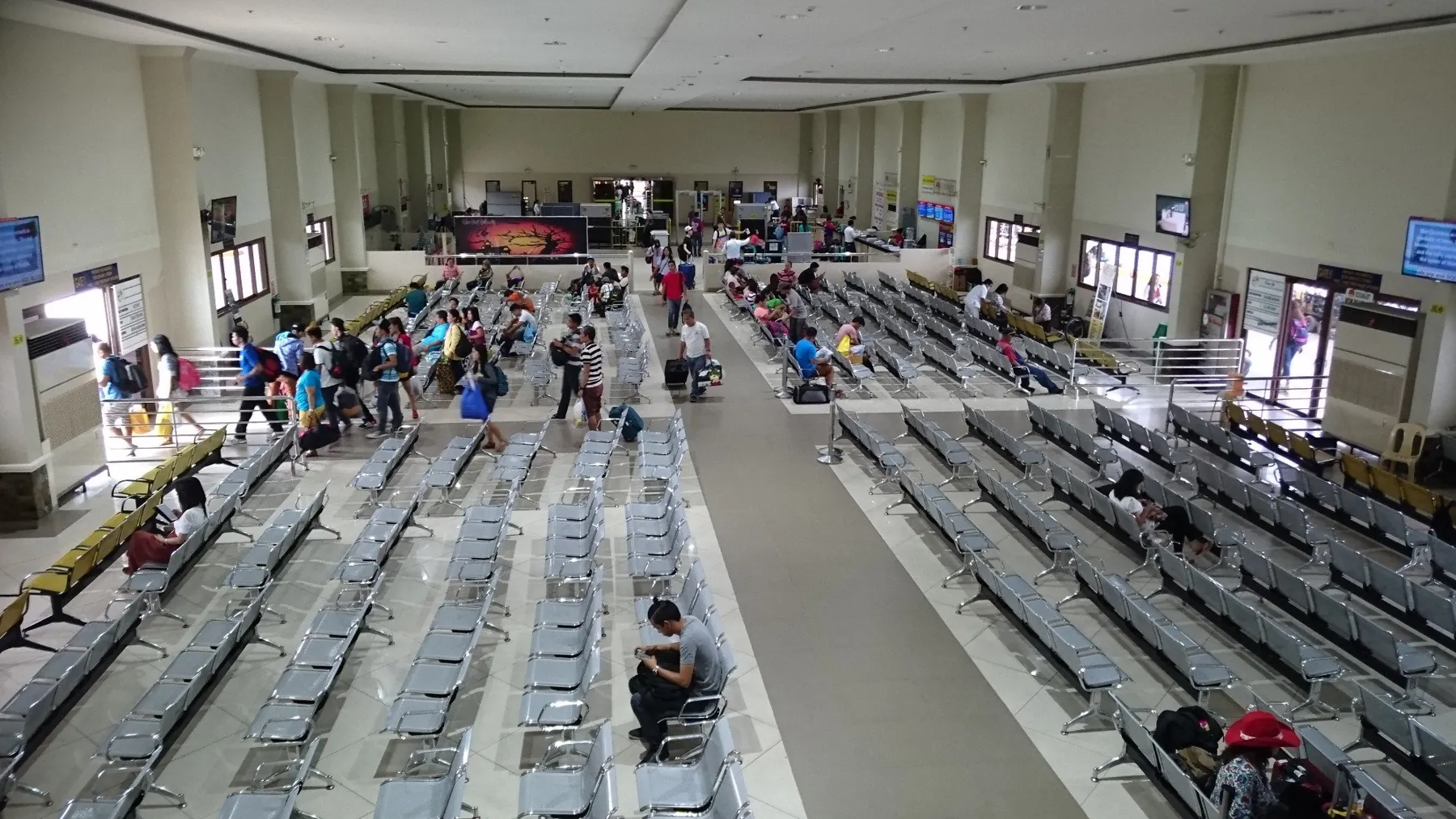 宿务Pier 1候船大厅;出发前应预留值船与行李托运时间。
