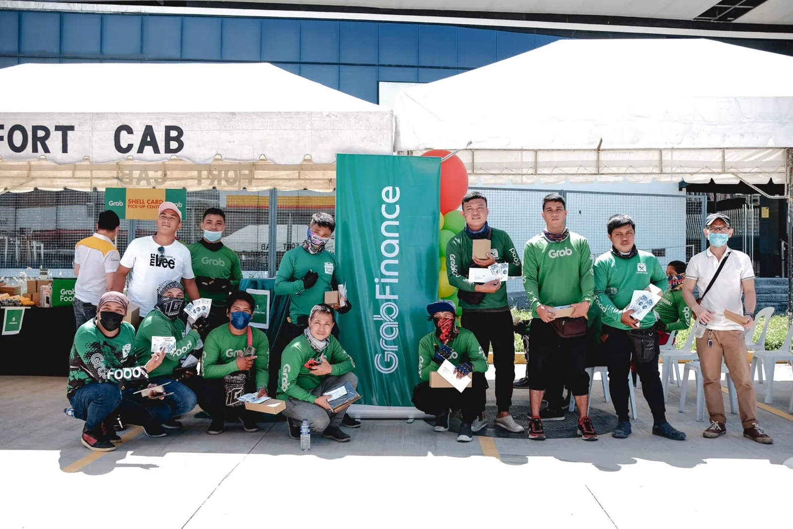 Shellの給油カードの催しに集まったGrabの運転手