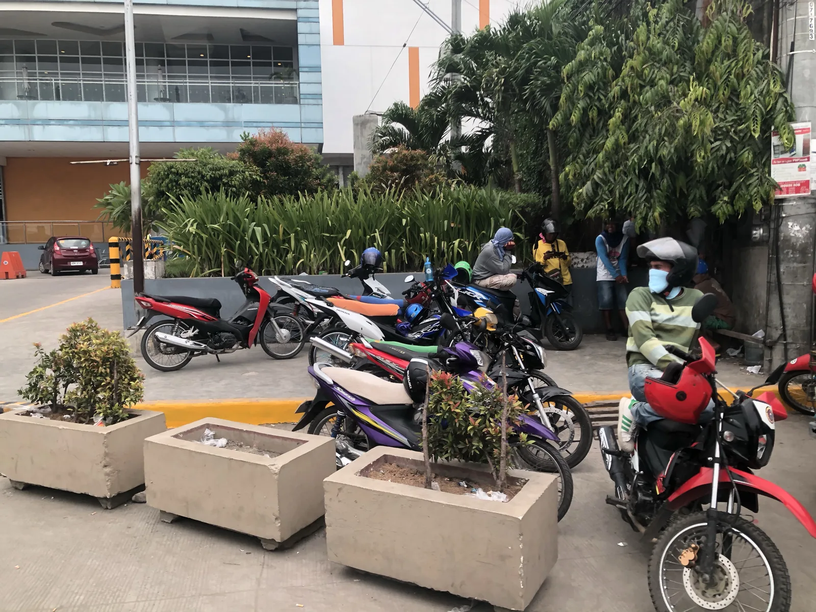 摩托车载客与出租车是不同服务，价格、装备和安全要求需分别确认。