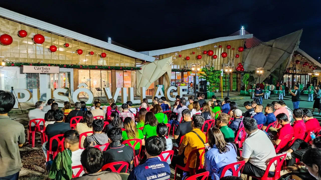 Pusô Village夜间活动现场，观众坐在招牌前