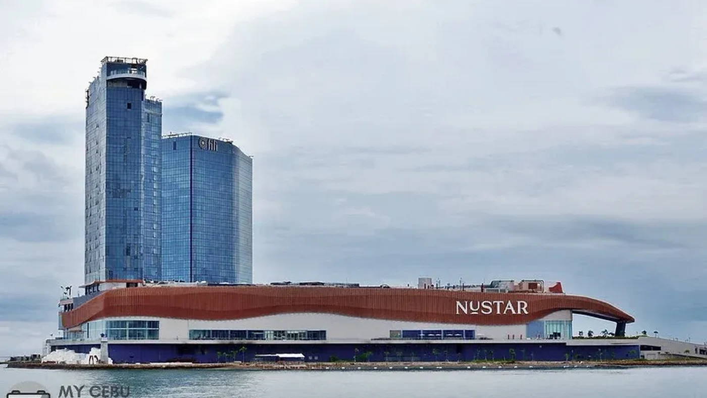 NUSTARの高層ホテルと海側のモール棟