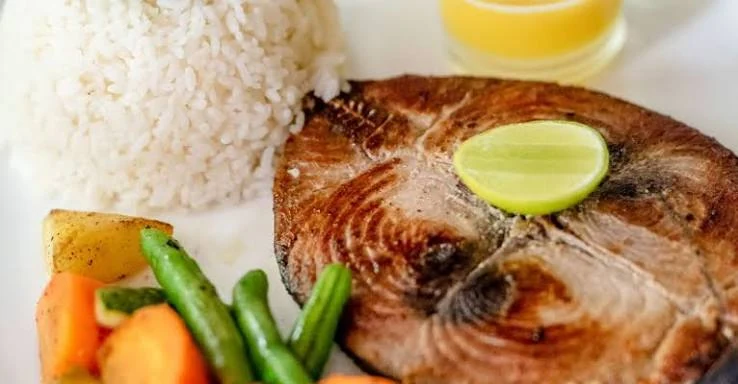 焼いた魚とご飯、野菜の皿