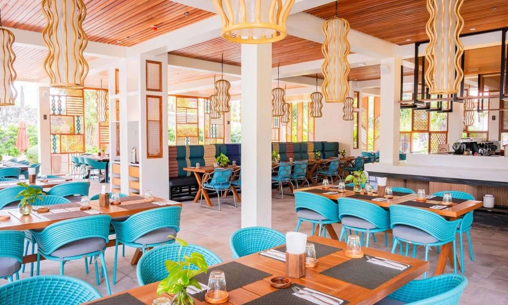 Costabella La Marina餐厅彩色座椅用餐区