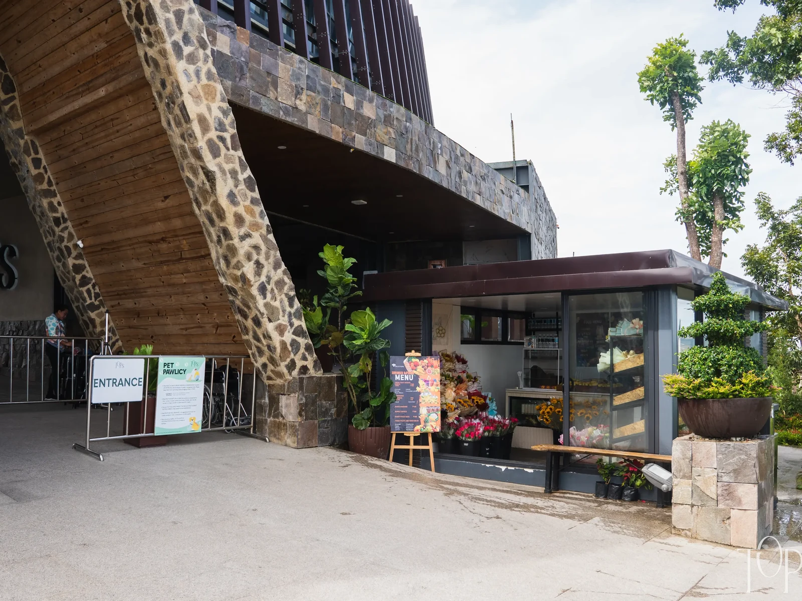 Busay山上餐厅附近的入口与车道