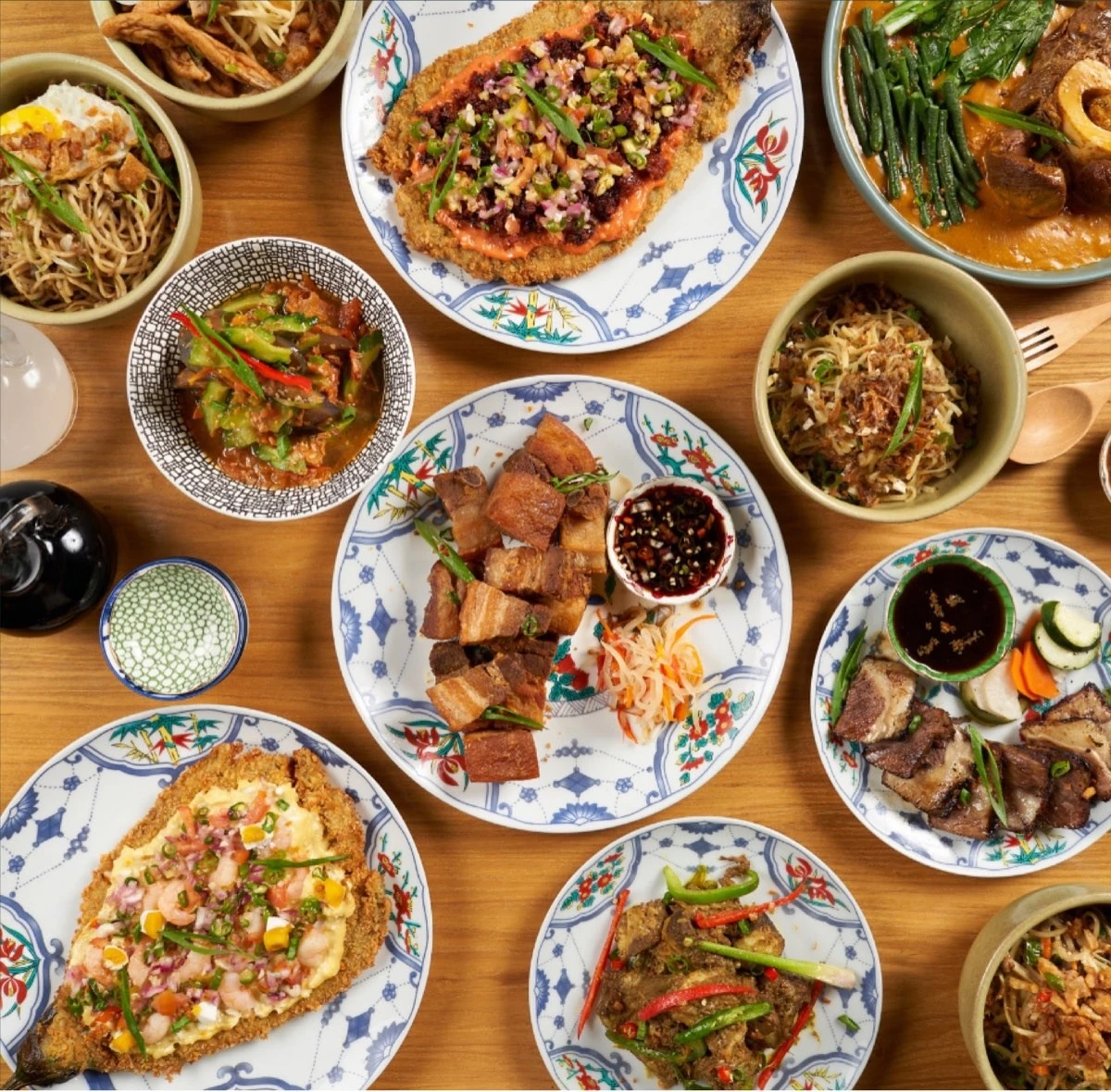 取り分けて食べるフィリピン料理の皿