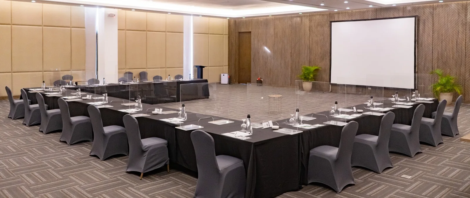 Oakridge Executive Club会议室比较:Mahogany、小会议室与Maple